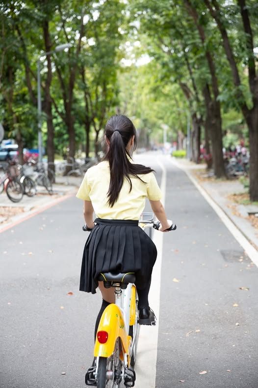 制服女孩騎 UBike
