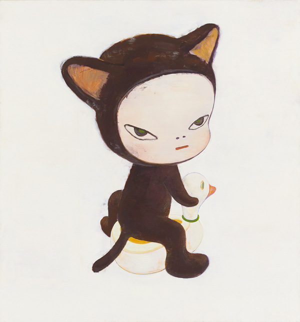 奈良美智《Harmless Kitty》：米白色背景前，穿深色貓裝、戴尖耳頭套的孩子側身坐在白色鴨子造型的座具上，綠色眼睛半垂著斜斜望向看畫的人。
