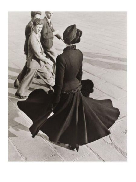Richard Avedon〈Renee, the New Look of Dior, Place de la Concorde, Paris〉（1947，英國 V&A 博物館館藏）