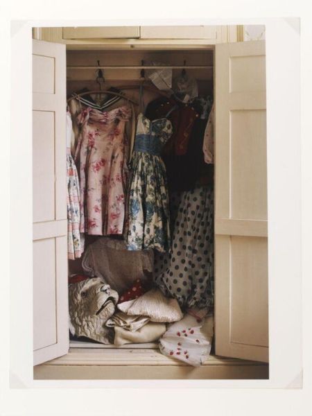 Tim Walker〈Eglingham Hall（〈Horse in House〉系列）〉（1998 年，刊於義大利版《Vogue》11 月號，英國 V&A 博物館館藏）