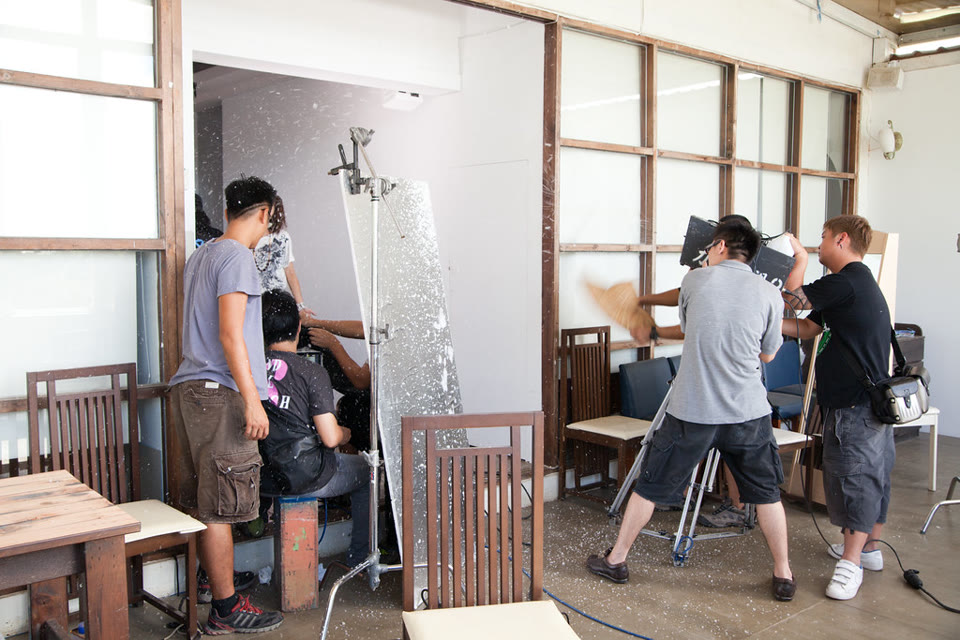 MV 拍攝現場的工作人員、燈具與場景