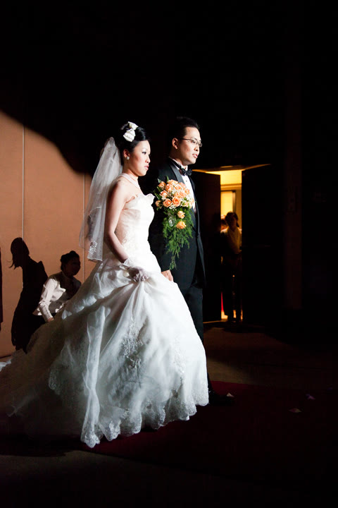 婚宴進場中的新人關係與現場光線