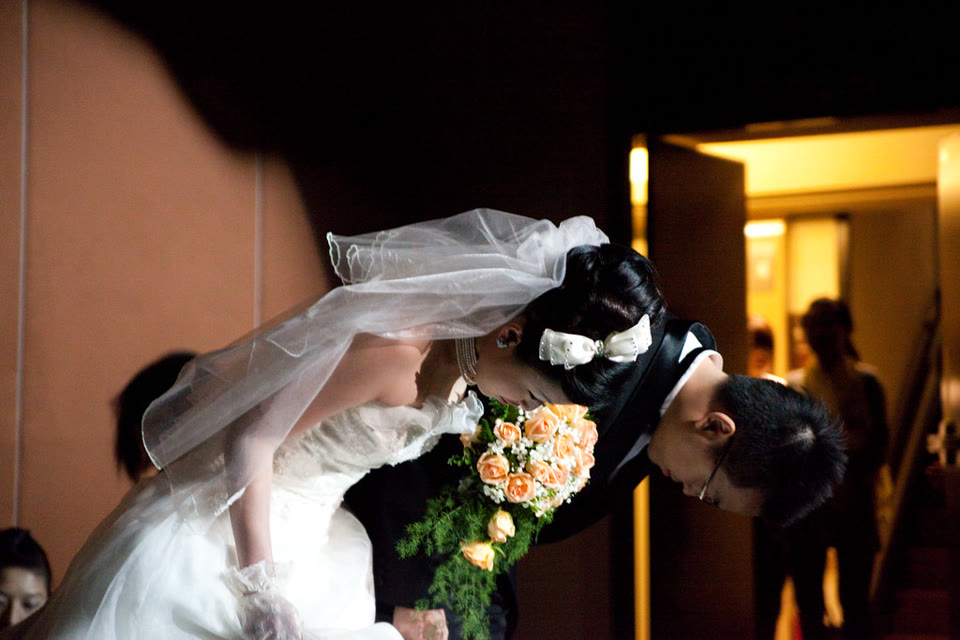 婚宴進場時的新人与動態婚紗