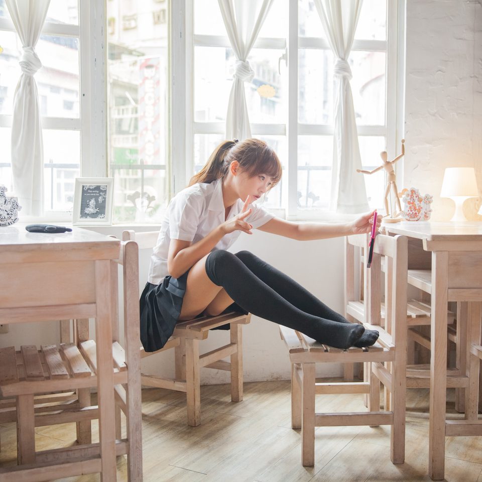 窗邊椅子上的制服人像