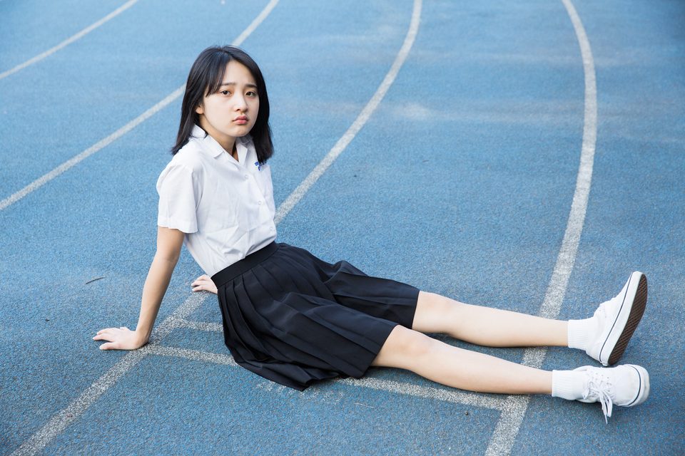 宇彤在校園跑道上的制服人像