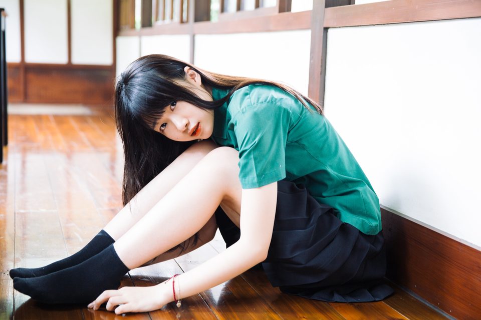 李婷婷在戶外座椅旁的制服人像