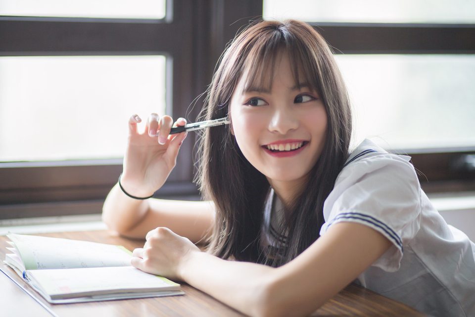 小潔 Mina 在教室窗邊的制服人像