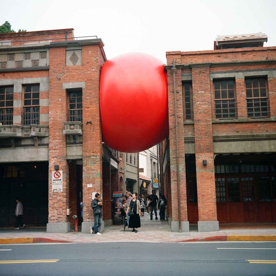RedBall Project 巨大紅球夾在剝皮寮建築之間