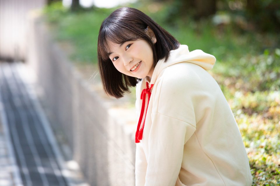 羽葶自然笑容的戶外人像