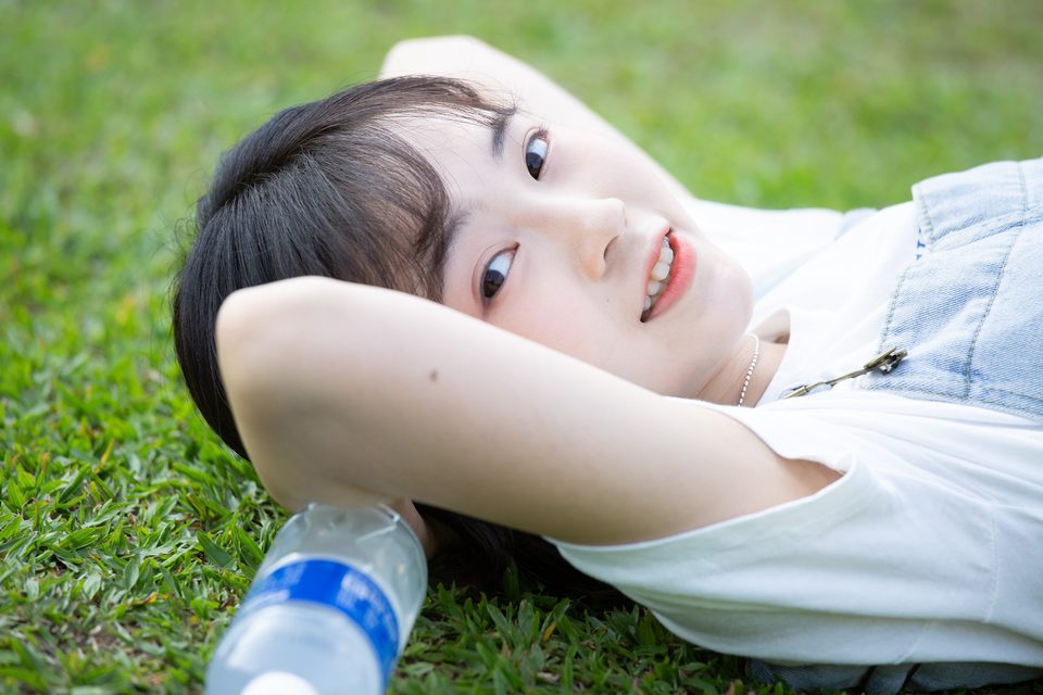 羽葶躺在草地上的橫幅近景人像