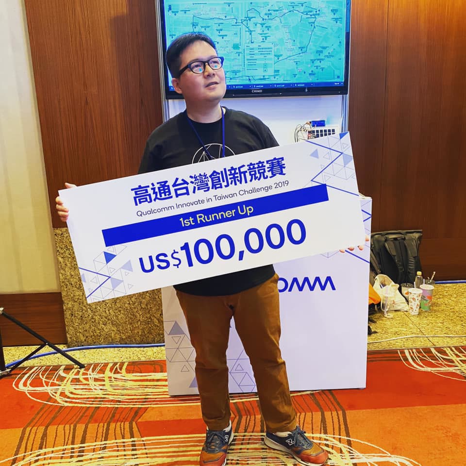 手持高通台灣創新競賽 2019 第二名獎金看板，金額為十萬美元