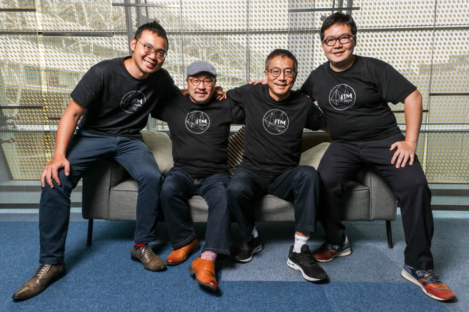 開發團隊四人在辦公室合影