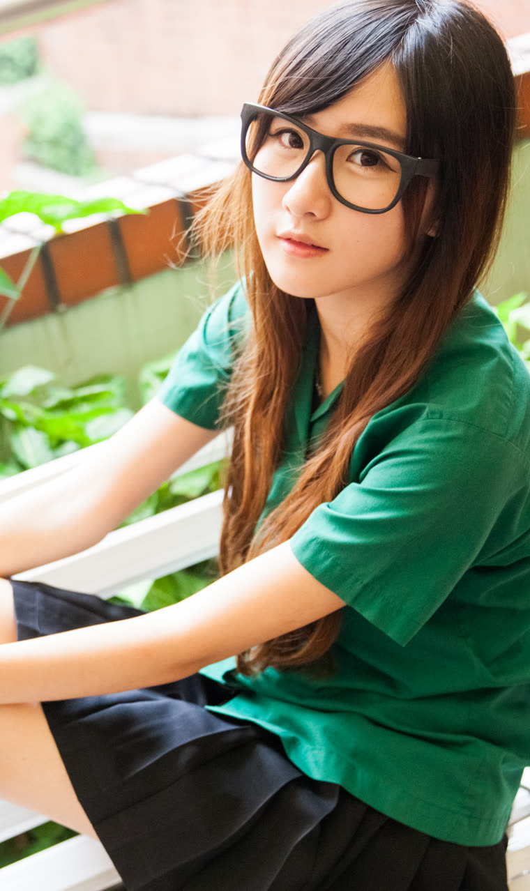 制服女孩 NFT 發行卡面