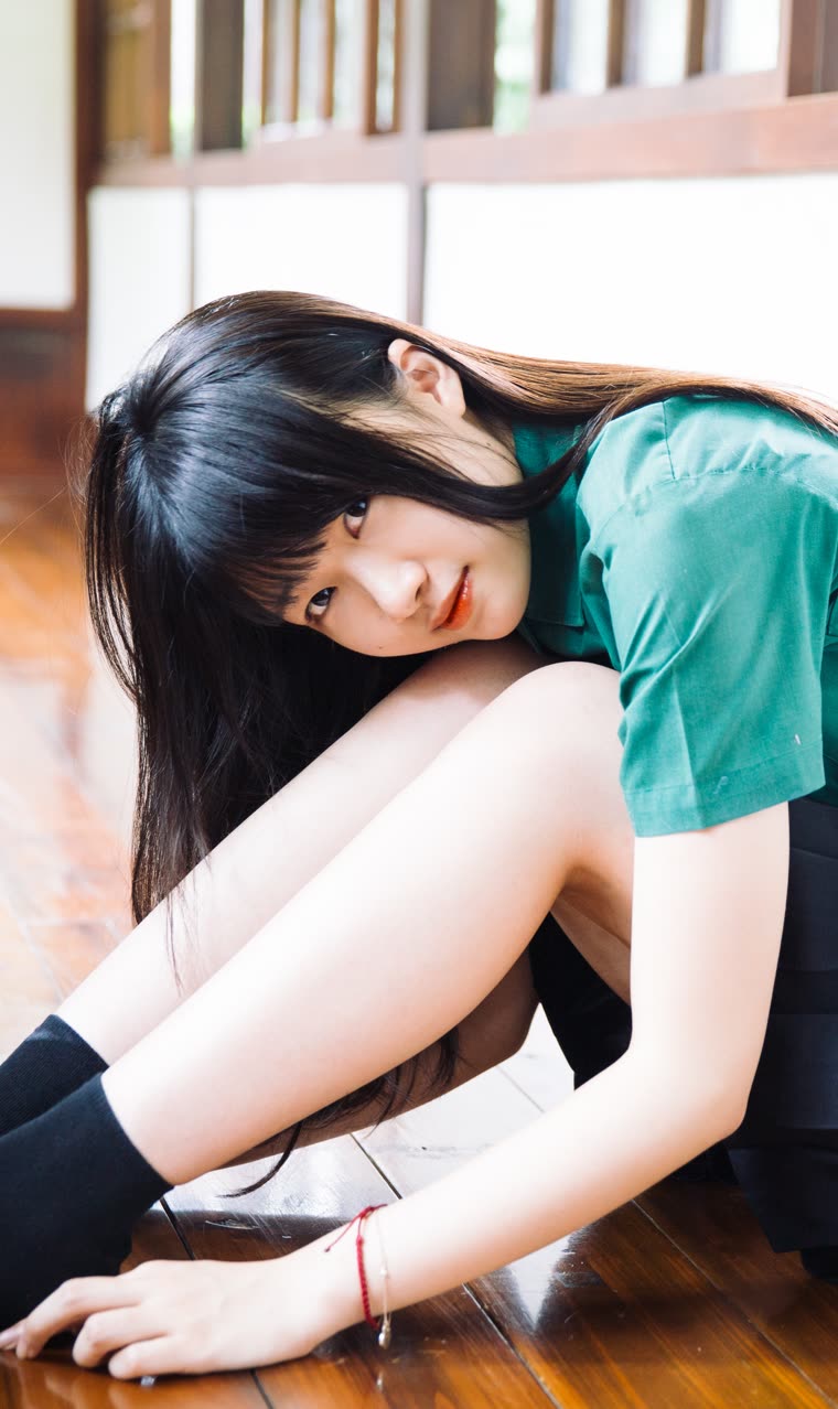 制服女孩 NFT 發行卡面