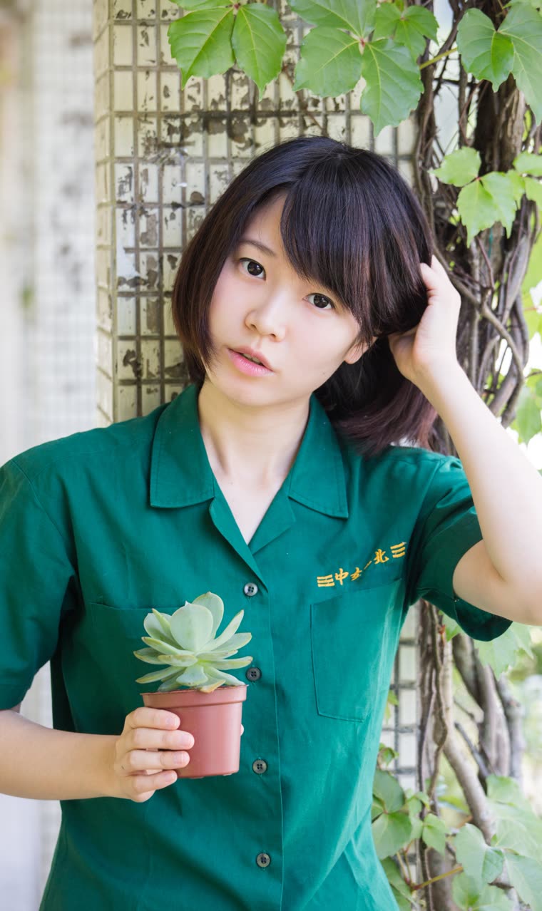 制服女孩 NFT 發行卡面